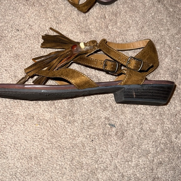 MOSSIMO Supply Co Tassel and Feather Sandals with 1 inch heel - Picture 6 of 7